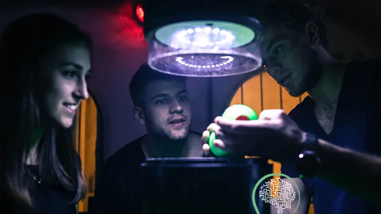 Grüne Bälle als Requisiten in einem Escape-Room bei Think Escape Bochum.