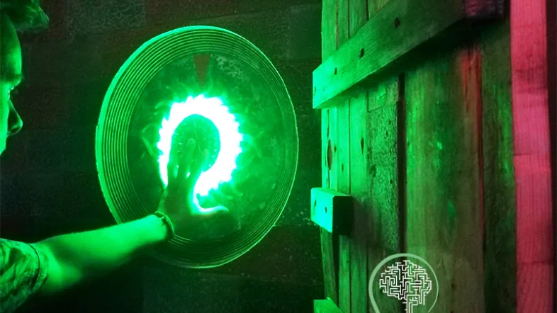 Escape-Room-Szene bei Think Escape Bochum mit grünem Licht.