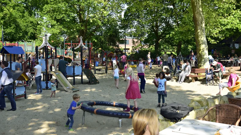 Grosser Erlebnisspielplatz mit Familien.