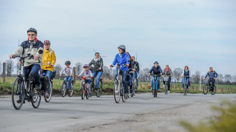 Teilnehmende fahren mit dem Fahrrad bei der Tour de Buur in Dorsten entlang ländlicher Wege.
