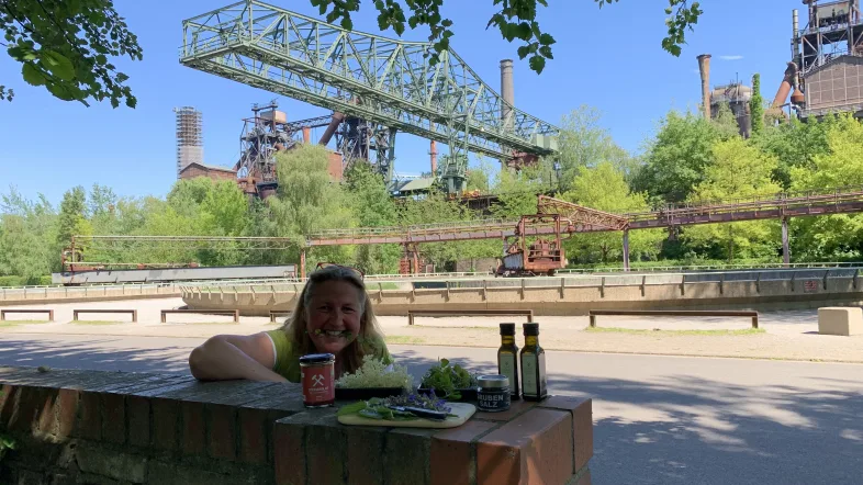 Frau steht vor einer Brücke bei Tour de Ruhr.