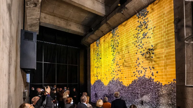 Feierliche Eröffnung der Zeche Zollverein Essen mit Besuchern und Rednern vor den historischen Gebäuden.