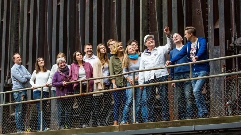 Besuchergruppe auf einer Führung über das Gelände der Zeche Zollverein Essen.