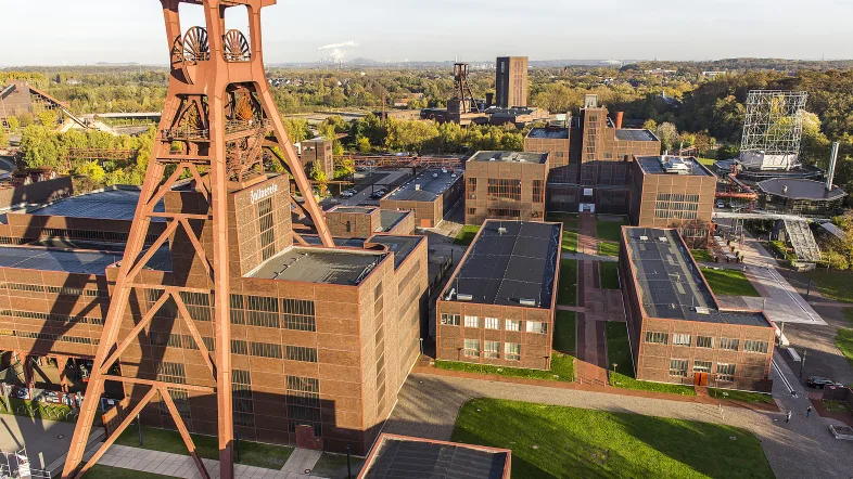 Luftaufnahme der Zeche Zollverein Essen mit den charakteristischen Industrieanlagen und Fördergerüsten.