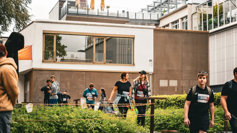 Laufende Personen vor einem Gebäude
