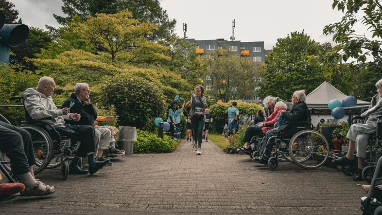 Rennende Person und Zuschauer