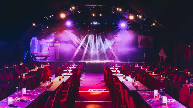 Innenansicht mit lila Licht beim Varieté et cetera in Bochum.