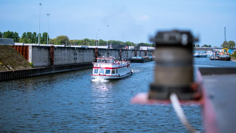 Ausflugsschiff der Weißen Flotte Duisburg von hinten aufgenommen, gleitet ruhig über das Wasser.