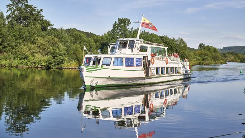 Ausflugsschiff „Weiße Flotte“ in Mülheim, frontal aufgenommen auf dem ruhigen Fluss.