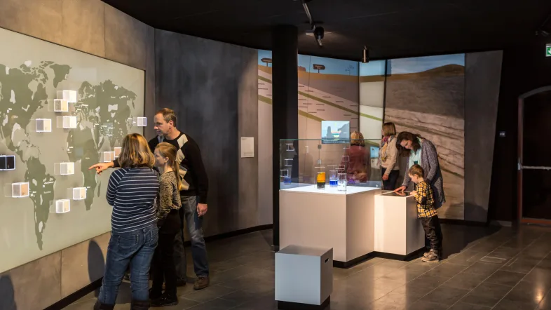 Ausstellungsraum mit Besuchern in den Salzwelten in Bad Sassendorf.