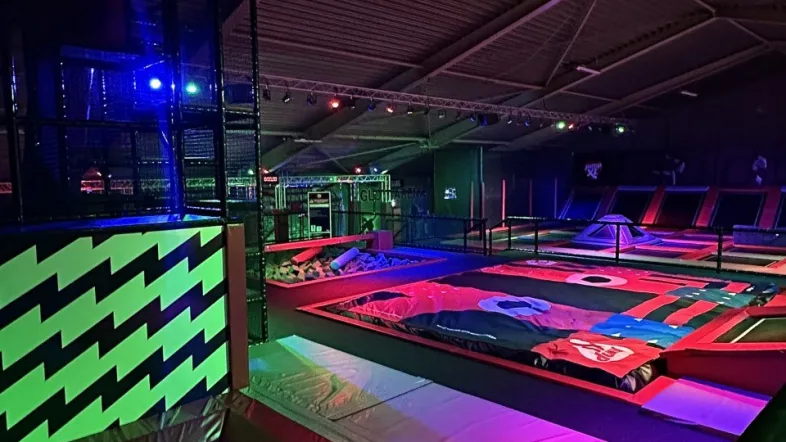 Innenansicht der Trampolinhalle Jump XL in Witten mit verschiedenen Sprungbereichen.