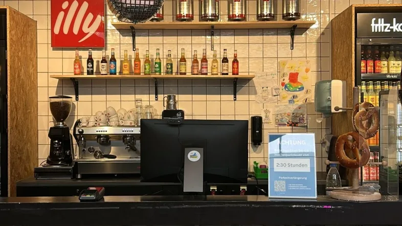Bar mit Logo und Tresen
