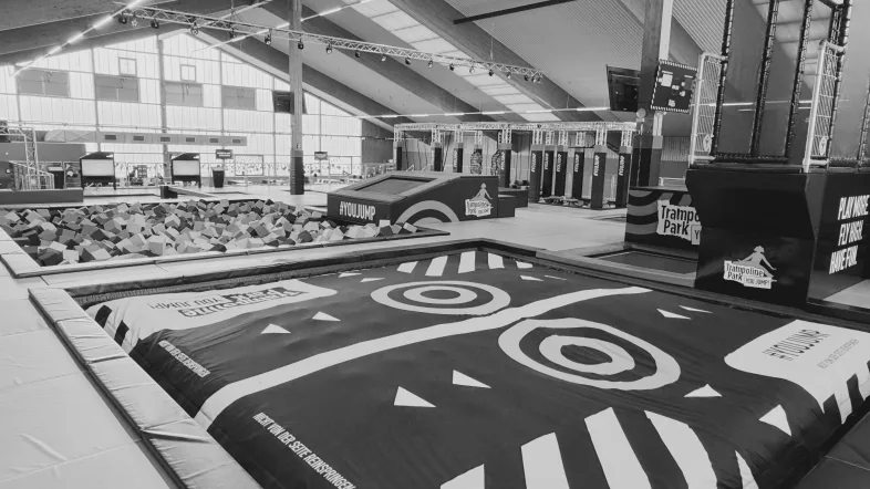 Schwarz weiß Bild vom Sprungkissen.