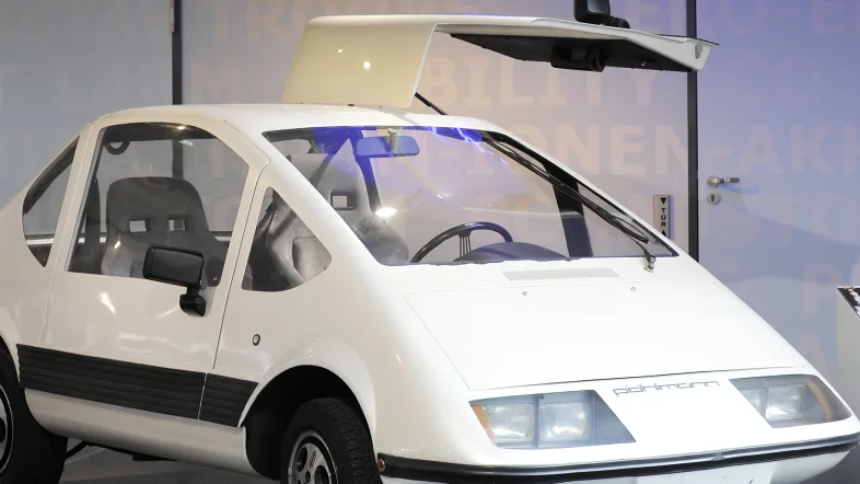 Ausstellung eines weißen Autos im Museum Strom und Leben Recklinghausen.