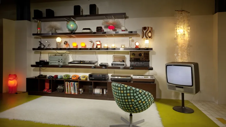 Ausstellungsraum mit Stuhl vor einem Fernsehr im Zeitreise Strom - Das Deutsche Elektrizitätsmuseum.