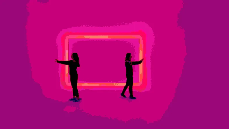 Lichtinstallation in lila im Zentrum für internationale Lichtkunst in Unna.