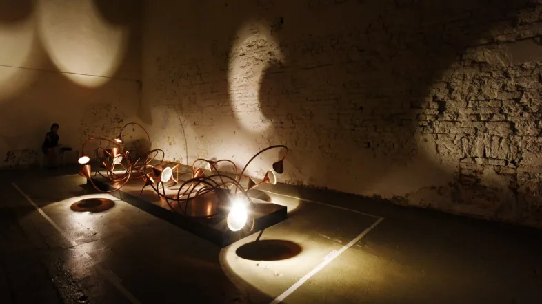 Ansicht der Lichtinstallation eines Mondes im Zentrum für internationale Lichtkunst in Unna.