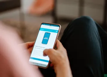 Ansicht Smartphone Smartphone im Fokus, das von einer Person bedient wird