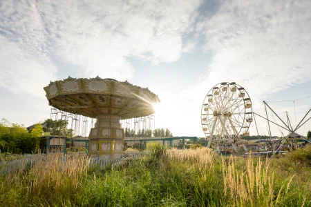 Karussell im Vordergrund, Riesenrad im Hintergrund